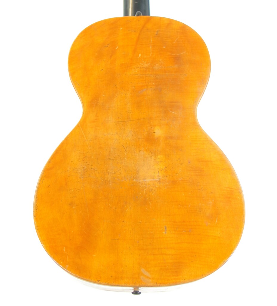 Dieses Bild Zeigt Die Rückseite Einer Französischen Romantikgitarre Von Ca. 1860 Mit Einer Abgenutzten Orangebraunen Holzoberfläche Mit Sichtbaren Kratzern Und Flecken Vor Einem Weißen Hintergrund.