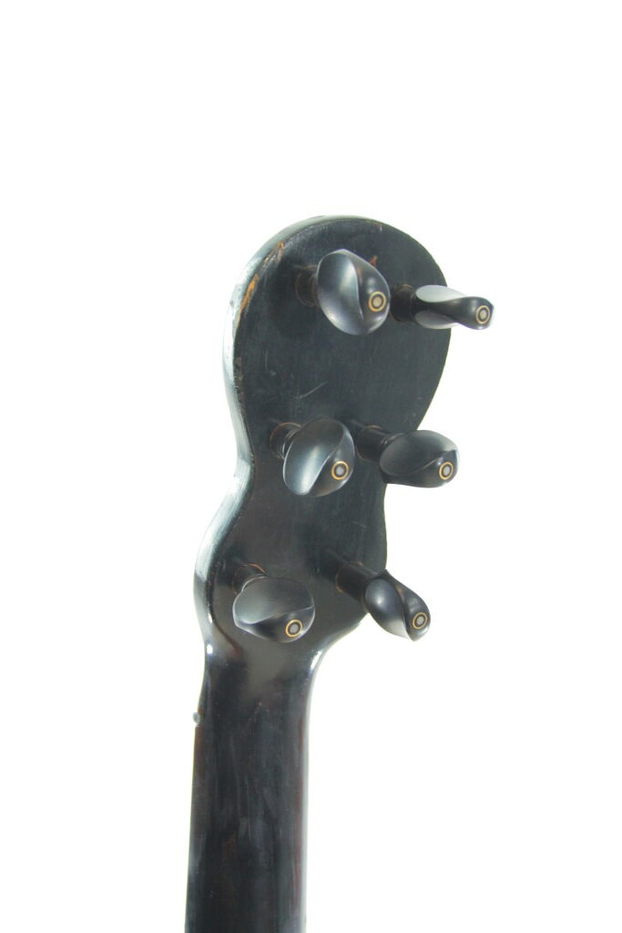 Nahaufnahme Der Kopfplatte Der Französischen Romantikgitarre Von ~1860. Fünf Schwarze Stimmwirbel Auf Weißem Hintergrund Sind Zu Sehen.