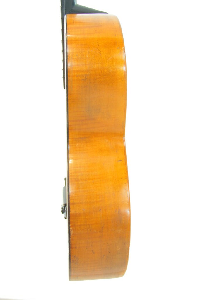 Seitenansicht Der Französischen Romantikgitarre ~1860 Vor Weißem Hintergrund, Die Ihre Glatte, Glänzende Oberfläche Und Natürliche Holzmaserung Hervorhebt.