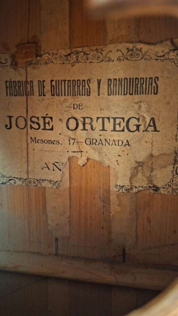 Auf einem abgenutzten Etikett im Inneren eines Holzinstruments steht: José Ortega ~1890. Auf einem abgenutzten Etikett im Inneren eines Holzinstruments steht: José Ortega ~1890.