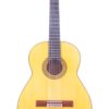 Die Vicente Carrillo 2014 Flamenco Gitarre ist eine klassische Akustikgitarre mit einem hellen Holzkorpus, dunklem Steg, Griffbrett und Kopfplatte, sechs Saiten und einer dekorativen Rosette um das Schallloch auf weißem Hintergrund. Die Vicente Carrillo 2014 Flamenco Gitarre ist eine klassische Akustikgitarre mit einem hellen Holzkorpus, dunklem Steg, Griffbrett und Kopfplatte, sechs Saiten und einer dekorativen Rosette um das Schallloch auf weißem Hintergrund.