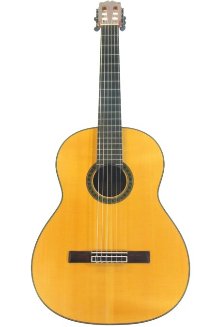 Die Jesus de Jimenez 2013 Manolo Franco Flamenco Gitarre ist eine klassische Akustikgitarre mit einem hellen Holzkorpus, schwarzer und weißer Rosette, sechs Saiten und einem dunklen Griffbrett, dargestellt von vorne auf weißem Hintergrund.