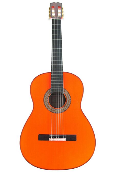 Eine Hermanos Conde 1999 Paco de Lucia Spezial-Flamenco-Gitarre mit orangefarbenem Korpus, schwarzem Griffbrett und Nylonsaiten ist aufrecht vor einem weißen Hintergrund abgebildet.