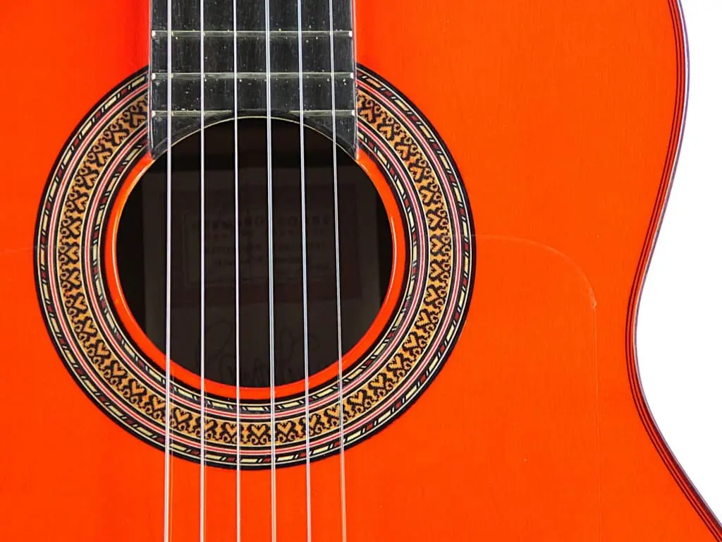 Nahaufnahme Der Hermanos Conde 1999 Paco De Lucia Spezial-Flamenco-Gitarre, Die Die Saiten, Das Schallloch Und Die Verzierte Rosette Zeigt.