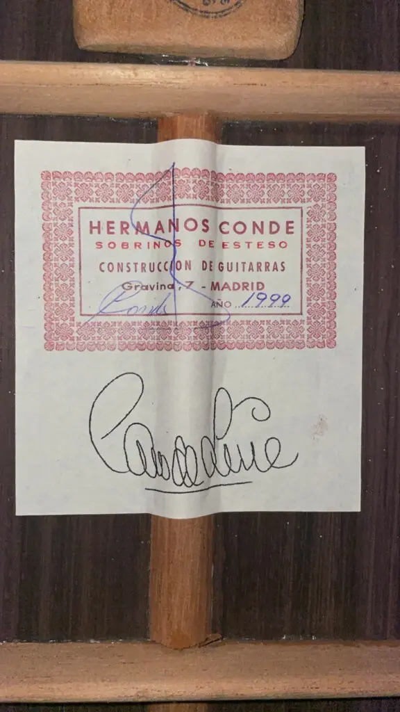 Auf Einem Etikett Im Inneren Der Gitarre Steht Hermanos Conde Sobrinos De Esteso, Gravina 7, Madrid, Mit Der Handschriftlichen Angabe &Quot;1999&Quot; Und Einer Unterschrift, Die Sie Als Eine Hermanos Conde 1999 Paco De Lucia Spezial Flamenco Gitarre Ausweist.