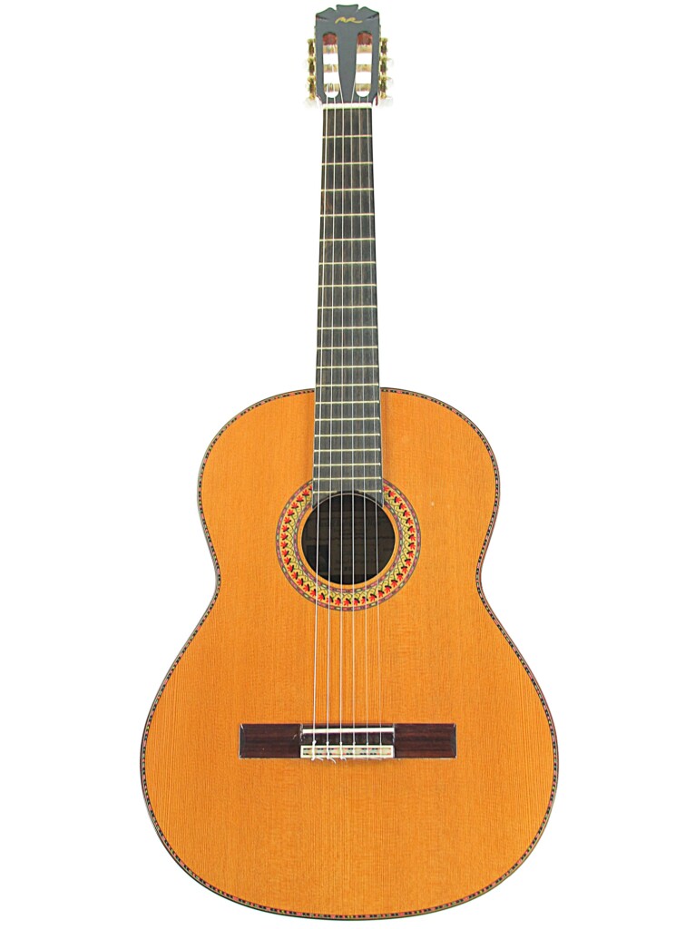 Die Manuel Rodriguez Jr Klassische Gitarre Mit Naturholz-Finish, Sechs Saiten, Dunklem Griffbrett Und Dekorativer Rosette Um Das Schallloch Präsentiert Sich Elegant Vor Einem Weißen Hintergrund.