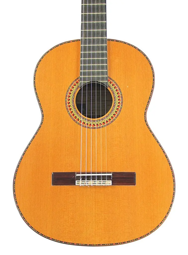 Die Manuel Rodriguez Jr Klassische Gitarre Mit Hellem Holzkorpus Und Dunklem Griffbrett Mit Dekorativen Schalllochdetails Ist Elegant Vor Einem Weißen Hintergrund Fotografiert.