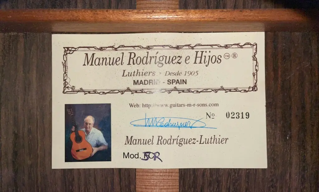 Auf Einem Etikett Im Inneren Der Gitarre Steht „Manuel Rodriguez E Hijos, Luthiers, Madrid, Spanien“, Ein Foto Eines Mannes, Der Eine Gitarre Hält – Wahrscheinlich Die Manuel Rodriguez Jr Klassische Gitarre – Sowie Eine Unterschrift, Die Modellnummer Jcr Und Die Seriennummer 02319.