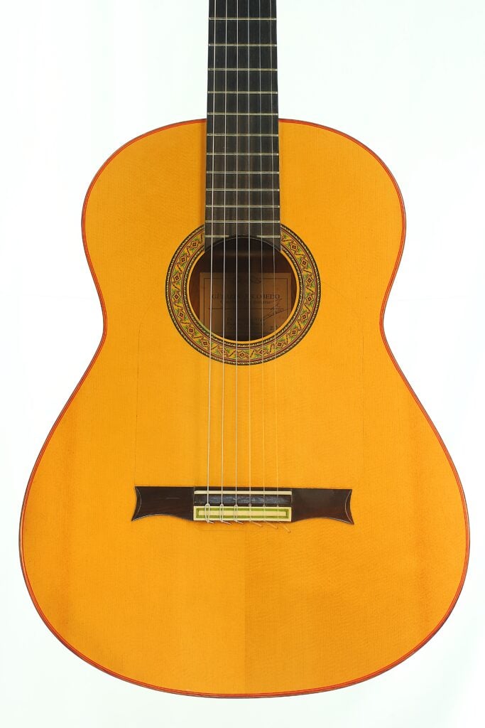 Gerardo Escobedo 2018 Flamenco-Gitarre mit einem hellen Holzkorpus, einem dunklen Griffbrett und einer kunstvoll verzierten runden Rosette um das Schallloch. Gerardo Escobedo 2018 Flamenco-Gitarre mit einem hellen Holzkorpus, einem dunklen Griffbrett und einer kunstvoll verzierten runden Rosette um das Schallloch.