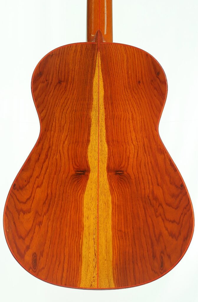 Rückansicht einer Flamenco-Gitarre von Gerardo Escobedo aus dem Jahr 2018 mit einer zweifarbigen Holzmaserung in der Mitte des Korpus. Rückansicht einer Flamenco-Gitarre von Gerardo Escobedo aus dem Jahr 2018 mit einer zweifarbigen Holzmaserung in der Mitte des Korpus.