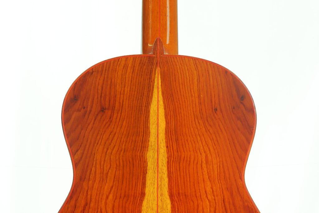 Rückansicht des Korpus einer Flamenco-Gitarre von Gerardo Escobedo aus dem Jahr 2018, die den zweiteiligen Boden mit einem vertikalen Mittelstreifen zeigt. Rückansicht des Korpus einer Flamenco-Gitarre von Gerardo Escobedo aus dem Jahr 2018, die den zweiteiligen Boden mit einem vertikalen Mittelstreifen zeigt.
