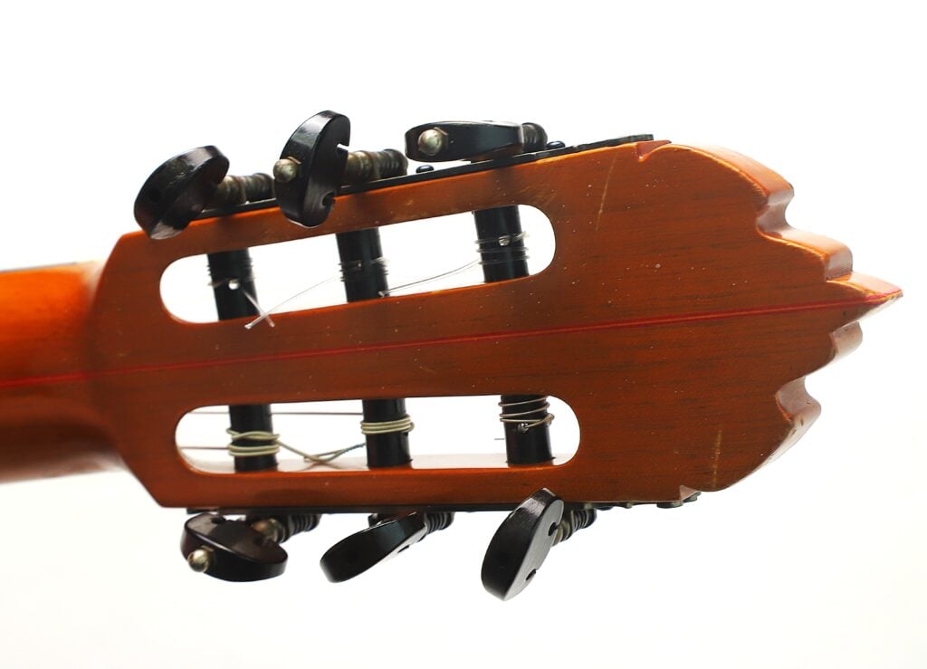 Der Kopf einer Gerardo-Escobedo-Flamenco-Gitarre aus dem Jahr 2018 mit Stimmwirbeln aus Holz und Nylonsaiten. Der Kopf einer Gerardo-Escobedo-Flamenco-Gitarre aus dem Jahr 2018 mit Stimmwirbeln aus Holz und Nylonsaiten.