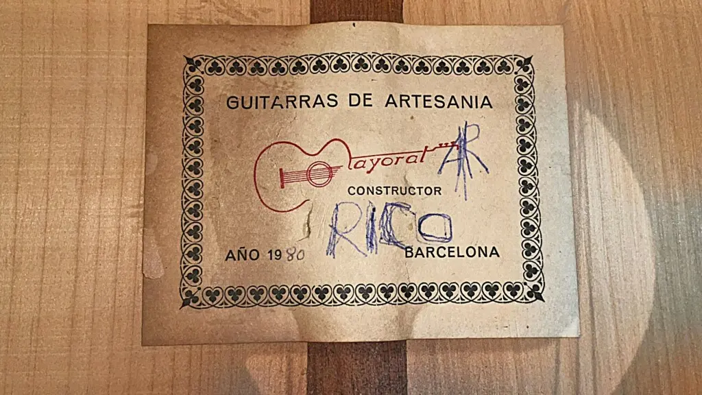 Inside The Manuel G. Mayoral 1980 Flamenco Guitar Is A Paper Label Reading Guitarras De Artesania, Mayoral, Constructor, Año 1980, Barcelona With Blue Handwritten Markings And A Decorative Border.