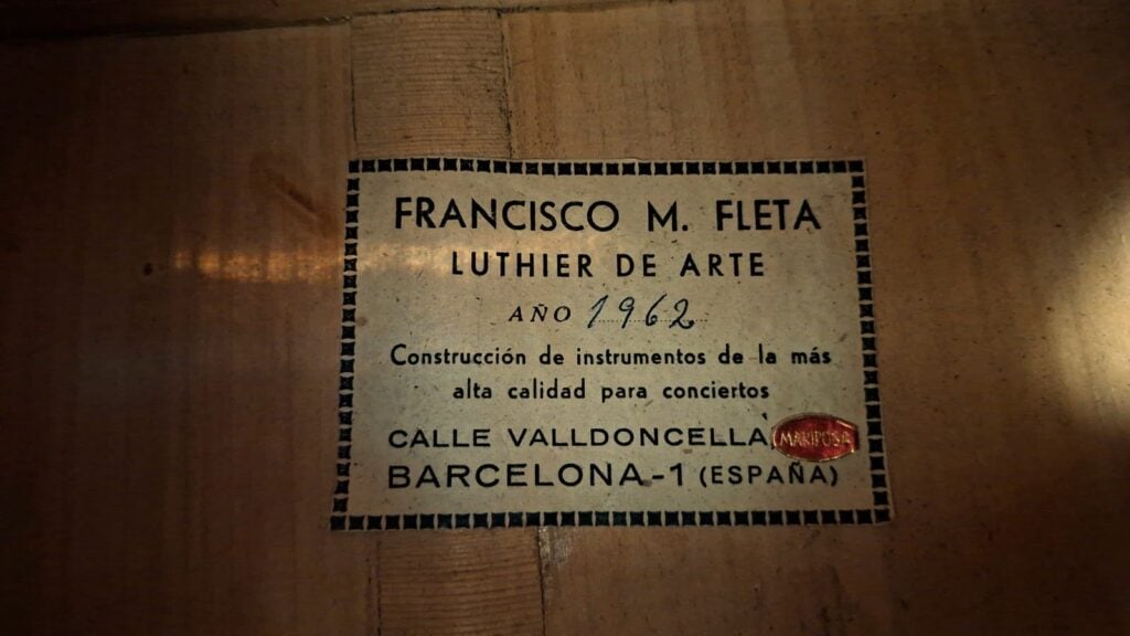 Auf dem Etikett im Inneren der Gitarre Francisco Manuel Fleta 1962 steht: "Francisco Manuel Fleta, Luthier de Arte, año 1962. Calle Valldoncella, Barcelona-1, España. Feinste Handwerkskunst für Konzertinstrumente. Auf dem Etikett im Inneren der Gitarre Francisco Manuel Fleta 1962 steht: "Francisco Manuel Fleta, Luthier de Arte, año 1962. Calle Valldoncella, Barcelona-1, España. Feinste Handwerkskunst für Konzertinstrumente.