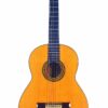 Eine Flamenco-Gitarre Paco de Lucia von Pedro Maldonado aus dem Jahr 1975 mit natürlichem Holzfinish und dunklem Griffbrett mit dekorativer Rosette, abgebildet auf einem schlichten weißen Hintergrund. Eine Flamenco-Gitarre Paco de Lucia von Pedro Maldonado aus dem Jahr 1975 mit natürlichem Holzfinish und dunklem Griffbrett mit dekorativer Rosette, abgebildet auf einem schlichten weißen Hintergrund.