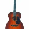Die Martin OM-18 OM Authentic 1933 Akustik Gitarre verfügt über ein Sunburst-Finish, dunkle Kanten, ein Schlagbrett und sechs Saiten und ist vor einem weißen Hintergrund fotografiert. Die Martin OM-18 OM Authentic 1933 Akustik Gitarre verfügt über ein Sunburst-Finish, dunkle Kanten, ein Schlagbrett und sechs Saiten und ist vor einem weißen Hintergrund fotografiert.