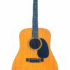 Eine Vollansicht der Martin D-35 Akustik Gitarre mit Naturholz-Finish, schwarzem Schlagbrett und sechs Saiten, isoliert auf weißem Hintergrund. Eine Vollansicht der Martin D-35 Akustik Gitarre mit Naturholz-Finish, schwarzem Schlagbrett und sechs Saiten, isoliert auf weißem Hintergrund.