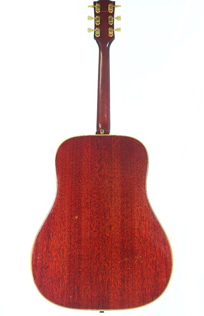 Rückansicht Der Gibson Hummingbird 1966 Akustik Gitarre Mit Rotbraunem Holzkorpus, Mahagoni-Hals Und Goldenen Stimmwirbeln Auf Schlichtem Weißem Hintergrund.