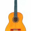 Die Rafael Romero 2005 Flamenco Gitarre verfügt über einen hellbraunen Holzkorpus, ein dunkles Griffbrett, sechs Saiten und ein verziertes Schallloch, das auf einem schlichten weißen Hintergrund zu sehen ist. Die Rafael Romero 2005 Flamenco Gitarre verfügt über einen hellbraunen Holzkorpus, ein dunkles Griffbrett, sechs Saiten und ein verziertes Schallloch, das auf einem schlichten weißen Hintergrund zu sehen ist.