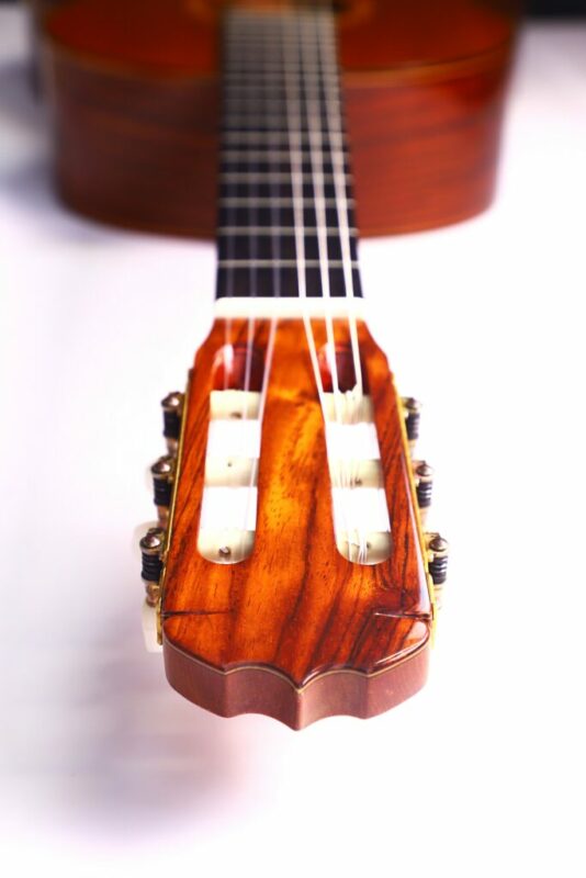 Nahaufnahme der Kopfplatte und der Stimmwirbel der Jose Ramirez 1a 1975 Classical Guitar, die die Holzstruktur und einen Teil des Halses vor einem sanft verschwommenen Hintergrund hervorhebt.