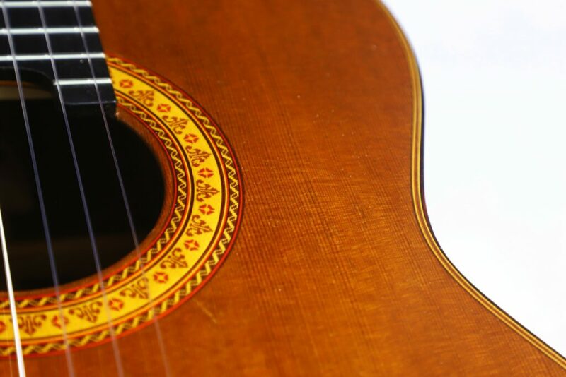 Nahaufnahme Des Korpus Und Des Schalllochs Der Yuichi Imai 1985 Konzertgitarre Mit Komplizierten Dekorativen Mustern Um Das Schallloch Und Einen Teil Der Saiten, Mit Weißem Hintergrund Auf Der Rechten Seite.