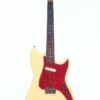 Eine Fender Musicmaster 1963 E-Gitarre mit cremefarbenem Korpus, abgenutzten Kanten, dunklem Griffbrett und rotem Schildpatt-Schlagbrett auf einem schlichten weißen Hintergrund. Eine Fender Musicmaster 1963 E-Gitarre mit cremefarbenem Korpus, abgenutzten Kanten, dunklem Griffbrett und rotem Schildpatt-Schlagbrett auf einem schlichten weißen Hintergrund.