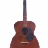 Eine Vintage Martin 00-17 1944 Akustik Gitarre mit dunkelbraunem, abgerundetem Korpus, sechs Saiten, dunklem Schlagbrett und Holzsteg ist aufrecht vor weißem Hintergrund abgebildet. Eine Vintage Martin 00-17 1944 Akustik Gitarre mit dunkelbraunem, abgerundetem Korpus, sechs Saiten, dunklem Schlagbrett und Holzsteg ist aufrecht vor weißem Hintergrund abgebildet.
