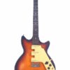 Die Egmond Solid-7 1963 E-Gitarre verfügt über ein Sunburst-Finish, drei cremefarbene Tonabnehmer, ein passendes Schlagbrett und Knöpfe. Der Korpus zeigt leichte Gebrauchsspuren, während sich der dunkle Hals mit Dot-Inlays von einem weißen Hintergrund abhebt. Die Egmond Solid-7 1963 E-Gitarre verfügt über ein Sunburst-Finish, drei cremefarbene Tonabnehmer, ein passendes Schlagbrett und Knöpfe. Der Korpus zeigt leichte Gebrauchsspuren, während sich der dunkle Hals mit Dot-Inlays von einem weißen Hintergrund abhebt.