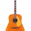 Eine Gesamtansicht der Fender Wildwood 1967 Akustik Gitarre mit Naturholzfinish, weißen Griffbretteinlagen, gelbem Schlagbrett und einer Kopfplatte mit Stimmwirbeln und dem Fender-Logo. Eine Gesamtansicht der Fender Wildwood 1967 Akustik Gitarre mit Naturholzfinish, weißen Griffbretteinlagen, gelbem Schlagbrett und einer Kopfplatte mit Stimmwirbeln und dem Fender-Logo.