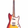 Die Fender Duosonic 1962 E-Gitarre verfügt über ein Sunburst-Finish, zwei weiße Single-Coil-Tonabnehmer, ein weißes Schlagbrett und einen Ahorn-Hals und wird aufrecht stehend vor einem weißen Hintergrund gezeigt. Die Fender Duosonic 1962 E-Gitarre verfügt über ein Sunburst-Finish, zwei weiße Single-Coil-Tonabnehmer, ein weißes Schlagbrett und einen Ahorn-Hals und wird aufrecht stehend vor einem weißen Hintergrund gezeigt.
