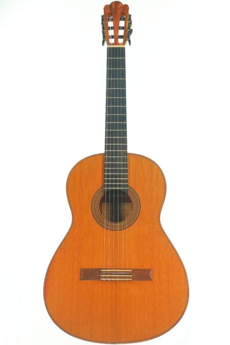 Eine klassische Akustikgitarre Gerardo Escobedo 2018 Torres Klassische Gitarre mit naturbelassener Holzoberfläche, einer dekorativen, runden Schalllochrosette und Nylonsaiten. Eine klassische Akustikgitarre Gerardo Escobedo 2018 Torres Klassische Gitarre mit naturbelassener Holzoberfläche, einer dekorativen, runden Schalllochrosette und Nylonsaiten.