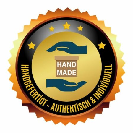 Ein goldenes und schwarzes Siegel mit Sternen, zwei Händen, die eine Schachtel mit der Aufschrift HANDGEFERTIGT umgeben, und dem Text HANDGEFERTIGT - AUTHENTISCH & INDIVIDUELL am Rand.