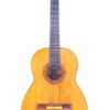 Die Marcelo Barbero 1935 Flamenco Gitarre verfügt über einen Holzkorpus, sechs Saiten und ein dunkles Griffbrett, das aufrecht vor weißem Hintergrund abgebildet ist. Die Marcelo Barbero 1935 Flamenco Gitarre verfügt über einen Holzkorpus, sechs Saiten und ein dunkles Griffbrett, das aufrecht vor weißem Hintergrund abgebildet ist.