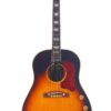 Die Gibson J-160E 1955 Akustik Gitarre verfügt über ein Sunburst-Finish, perlmuttfarbene Griffbretteinlagen, ein rotes Schlagbrett und zwei Drehknöpfe auf dem Korpus, die auf weißem Hintergrund dargestellt sind. Die Gibson J-160E 1955 Akustik Gitarre verfügt über ein Sunburst-Finish, perlmuttfarbene Griffbretteinlagen, ein rotes Schlagbrett und zwei Drehknöpfe auf dem Korpus, die auf weißem Hintergrund dargestellt sind.