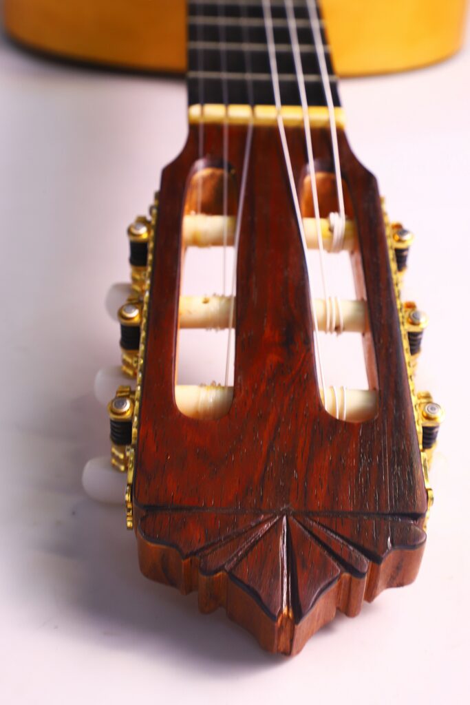Close-Up Of The Gerundino Fernandez 1990 Flamenco Guitar Headstock With Wooden Tuning Pegs, Gold Hardware, Visible Strings, And Part Of The Neck Set Against A Light Background.