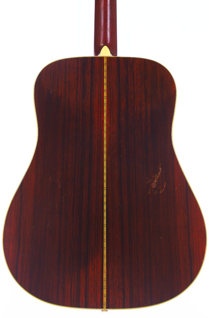 Rückansicht Der Martin D-28 1950 Akustik Gitarre, Die Ihr Dunkles Holzfinish, Die Vertikale Mittelintarsie Und Die Gelbe Kantenbindung Zeigt.