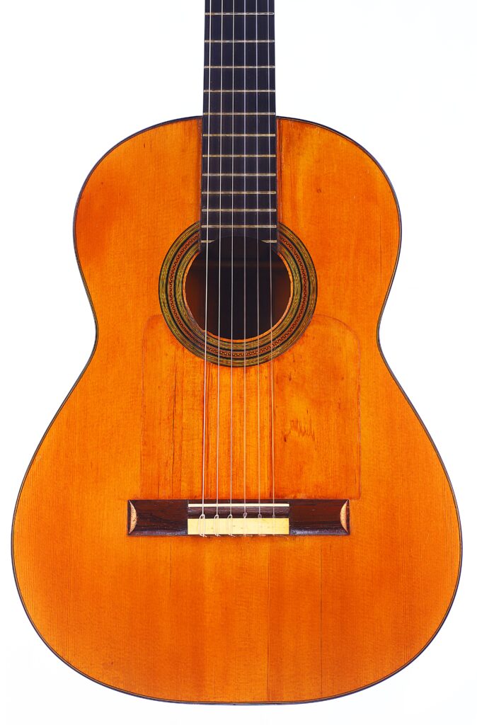 Santos Hernandez 1930 弗拉门戈吉他采用经典木制琴身,琴弦清晰可见,音孔呈圆形,白底黑指板。.