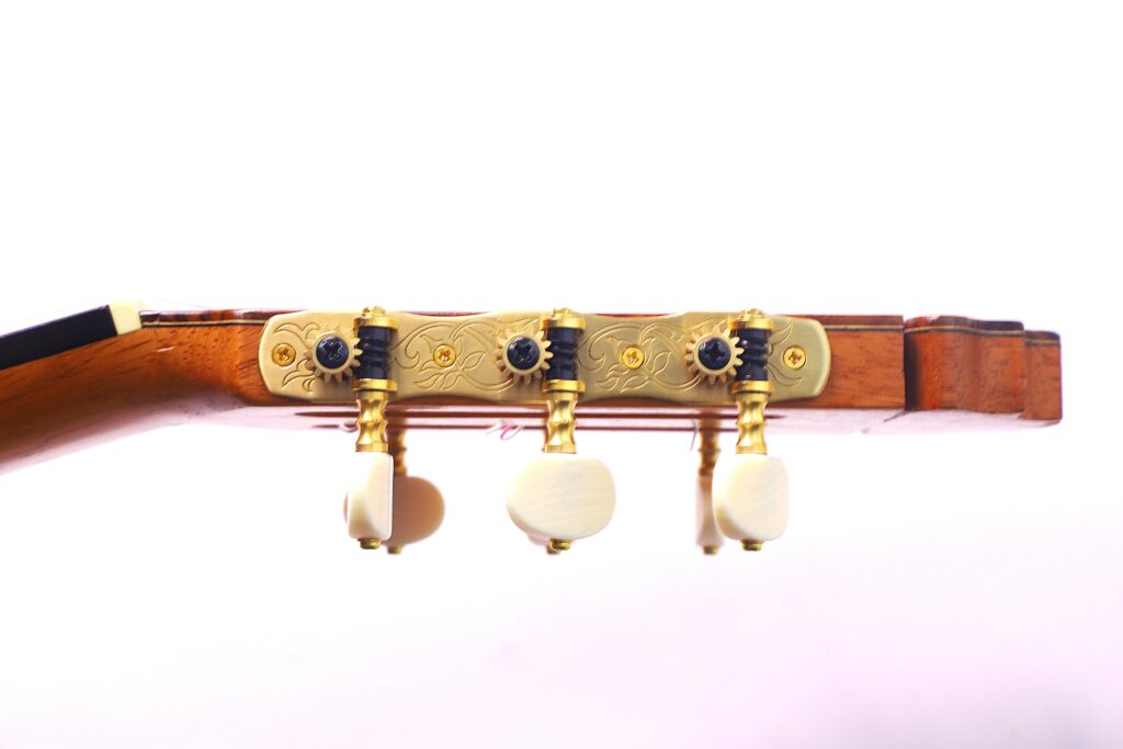 Nahaufnahme Der Kopfplatte Der Manuel Reyes 1991 Flamenco Guitar Kopfplatte Mit Goldenen Stimmwirbeln Mit Kunstvollen Details Und Weißen Stimmschlüsseln Auf Weißem Hintergrund.