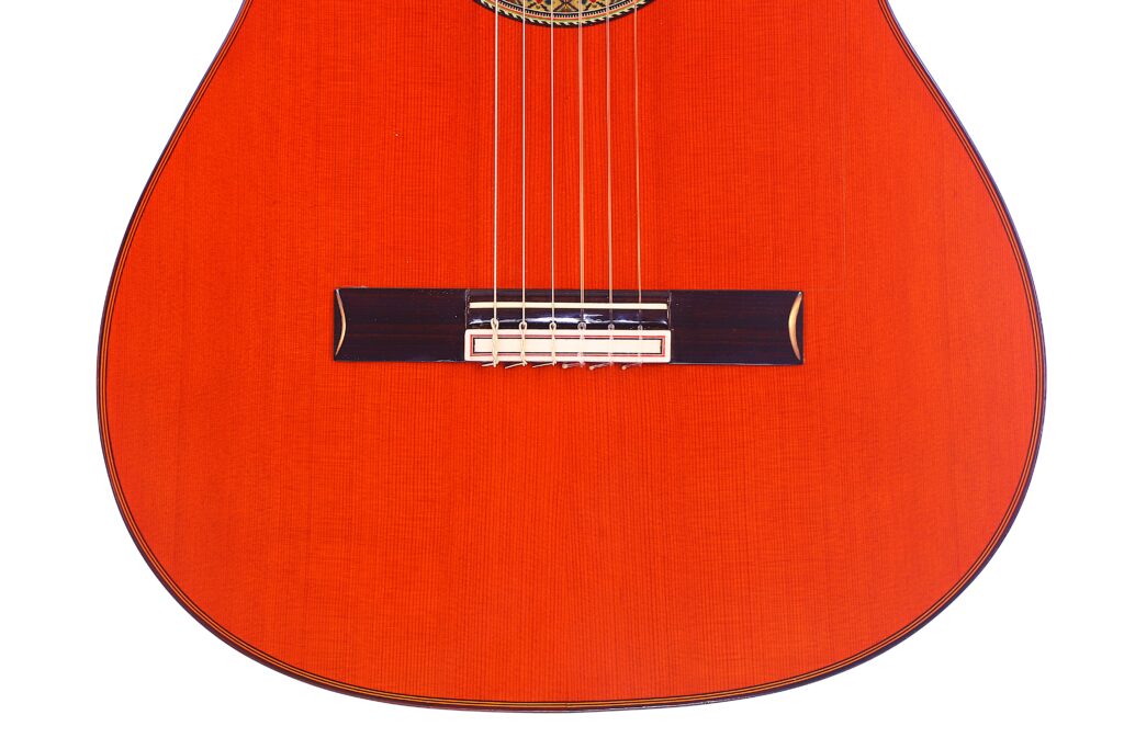 Nahaufnahme Der Hermanos Conde 1991 Paco De Lucia Special Flamenco Gitarre, Die Ihre Sechs Saiten, Die Kunstvolle Rosette Am Schallloch Und Die Markante Rötlich-Braune Lackierung Zeigt.