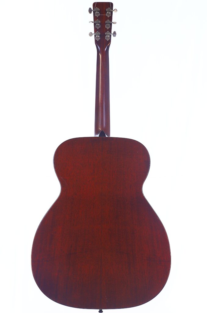 Eine Rückansicht Der Martin 000-18 1958 Akustik Gitarre Zeigt Ihren Dunkelbraunen Holzrücken, Hals Und Die Kopfplatte Vor Einem Schlichten Weißen Hintergrund.
