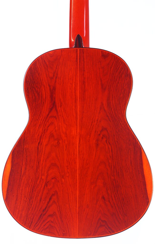 Die Hermanos Conde 1991 Paco De Lucia Special Flamenco Gitarre Zeichnet Sich Durch Eine Glänzende, Leuchtend Rote Rückseite Aus, Die Die Holzmaserung Hervorhebt.