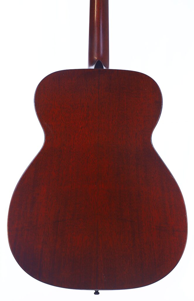 Das Bild Zeigt Die Rückseite Der Martin 000-18 1958 Akustik Gitarre, Mit Einer Klassischen Sanduhrform Und Einer Satten, Dunkelrotbraunen Holzoberfläche Mit Sichtbarer Holzmaserung.