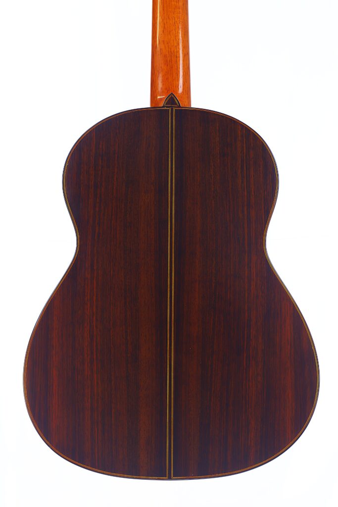 Das Bild Zeigt Die Rückseite Einer Luis Sanchez 2011 Negra Flamenco Gitarre, Die Dunkles Holz Mit Einer Sichtbaren Mittelnaht Und Subtilen Maserungsmustern Aufweist, Vor Einem Weißen Hintergrund.