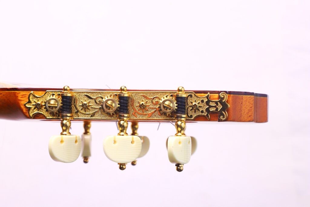 Nahaufnahme Der Goldenen Stimmwirbel Und Des Verzierten Mechanismus Auf Der Kopfplatte Der Manuel Reyes Model 2021 Von Hippner Flamenco Gitarre Vor Einem Hellen Hintergrund.