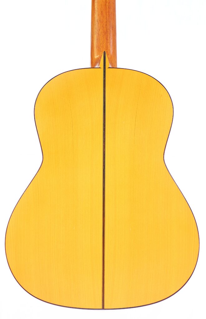 Das Bild Zeigt Den Boden Einer Manuel Reyes 1991 Flamenco-Gitarre Mit Hellem Holzfinish, Dunkler Mittelnaht Und Sichtbarem Hals An Der Decke, Vor Weißem Hintergrund.