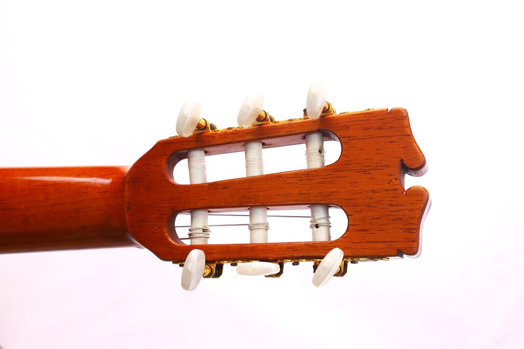 Nahaufnahme Der Kopfplatte Einer Luis Sanchez 2011 Negra Flamenco Gitarre Mit Hölzernen Stimmwirbeln Und Weißen Stimmknöpfen Vor Einem Weißen Hintergrund.