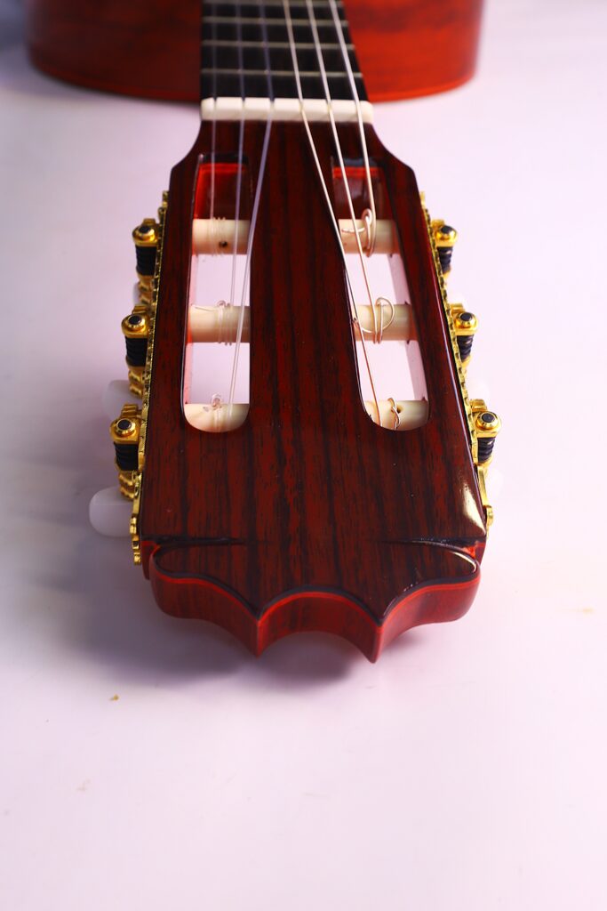 Vorderansicht Der Kopfplatte Der Hermanos Conde 1991 Paco De Lucia Special Flamenco Gitarre Mit Goldenen Stimmwirbeln Mit Weißen Knöpfen, Sichtbaren Saiten Und Einer Holzoberfläche Vor Einem Hellen Hintergrund.