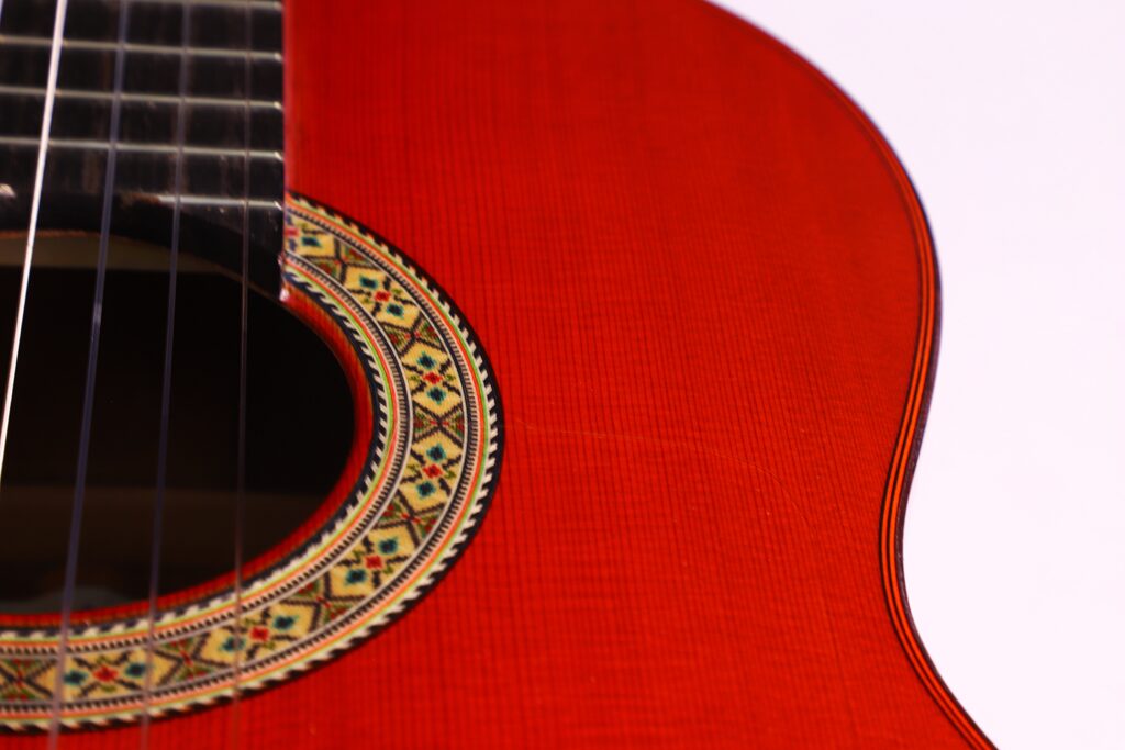 Nahaufnahme Des Korpus Der Hermanos Conde 1991 Paco De Lucia Special Flamenco Gitarre, Die Das Schallloch, Die Dekorative Rosette, Die Sichtbaren Saiten Und Einen Teil Des Griffbretts Auf Der Linken Seite Hervorhebt.