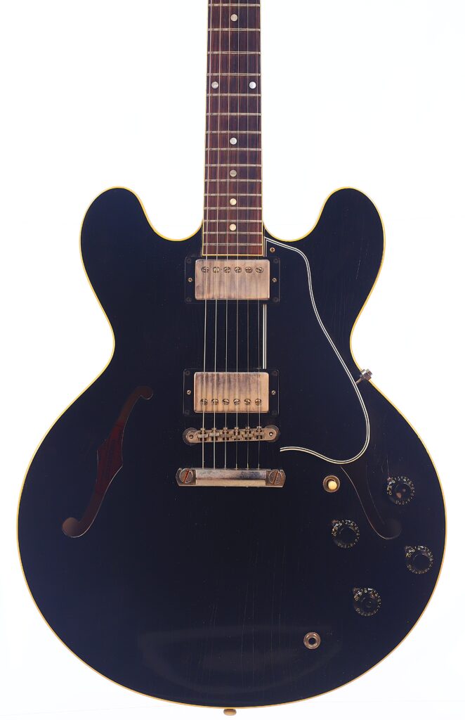 Die Gibson Es-335 Td Murphy Lab E-Gitarre, Von Vorne Vor Weißem Hintergrund Gezeigt, Verfügt Über Einen Schwarzen Semi-Hollow-Korpus Mit F-Löchern, Zwei Humbucker-Tonabnehmer, Vier Regler Und Ein Schlagbrett.
