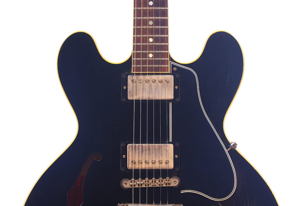 Nahaufnahme Der Gibson Es-335 Td Murphy Lab E-Gitarre, Die Ihren Schwarzen Semi-Hollow-Korpus, Goldene Hardware, Zwei Humbucker-Tonabnehmer Und Ein F-Loch Vor Weißem Hintergrund Zeigt.
